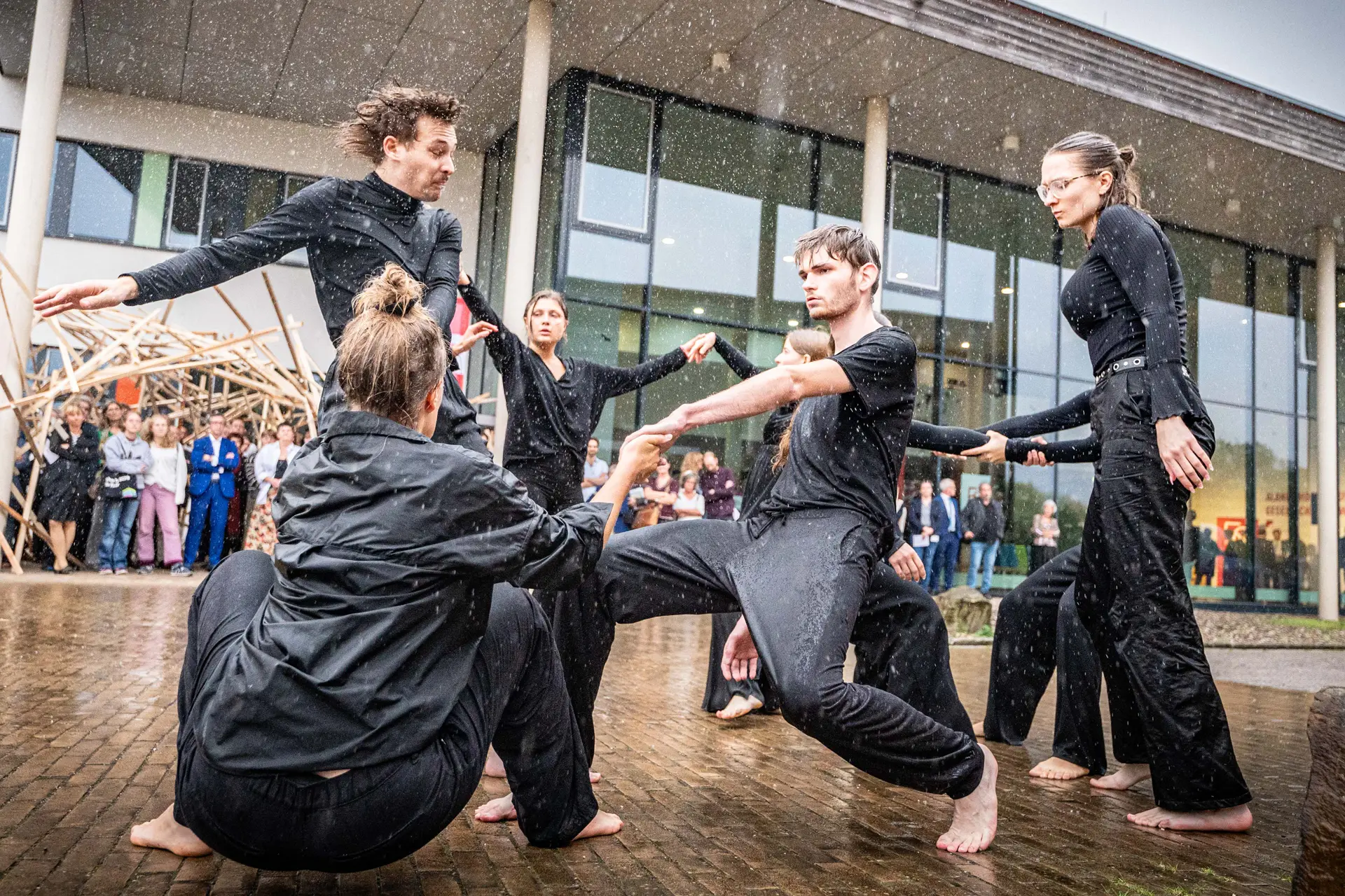 Das künstlerische Studienangebot umfasst ein breites Spektrum: von Malerei, Zeichnung und Skulptur bis hin zu digitalen Medien und Performance.
