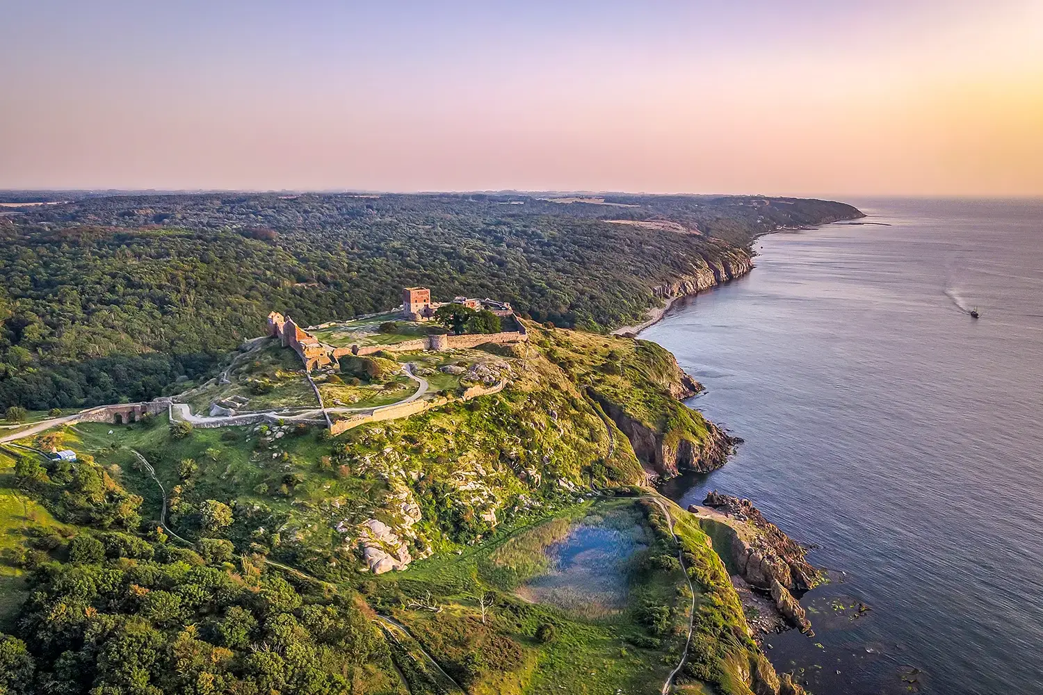 Hammershus, Nordeuropas größte Burgruine, thront spektakulär über den Klippen der Sonneninsel. (© Semko Balcerski)