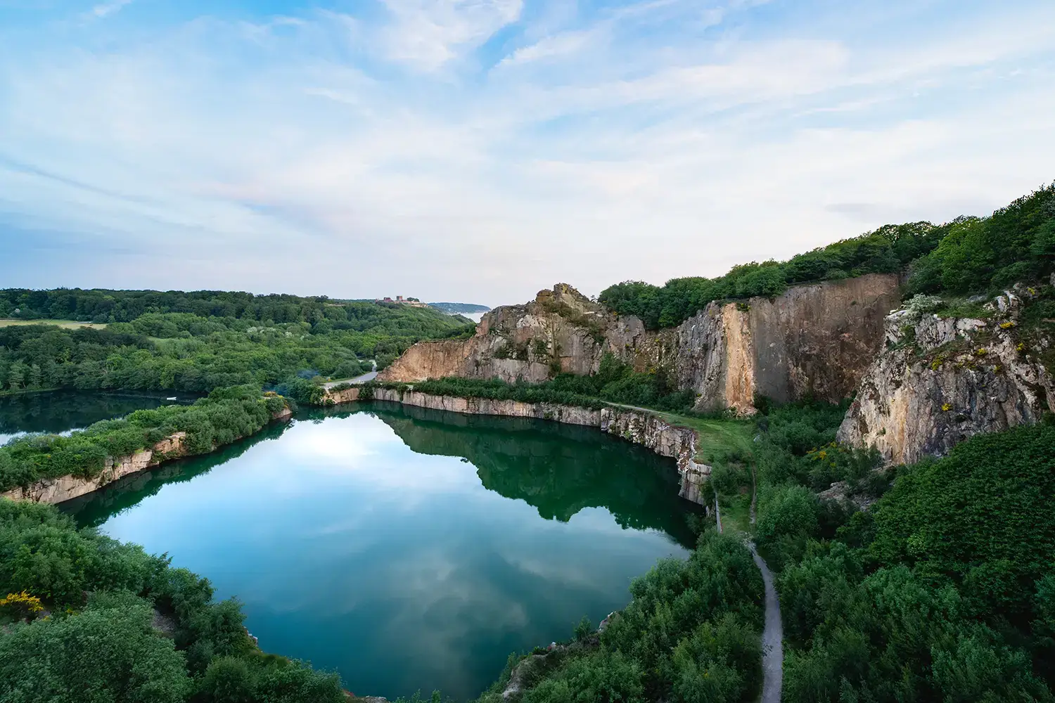 Der smaragdgrüne Opalsee bei Allinge liegt malerisch in einem ehemaligen Steinbruch – ein Geheimtipp für Naturfans und Fotografen. (© Stefan Asp)