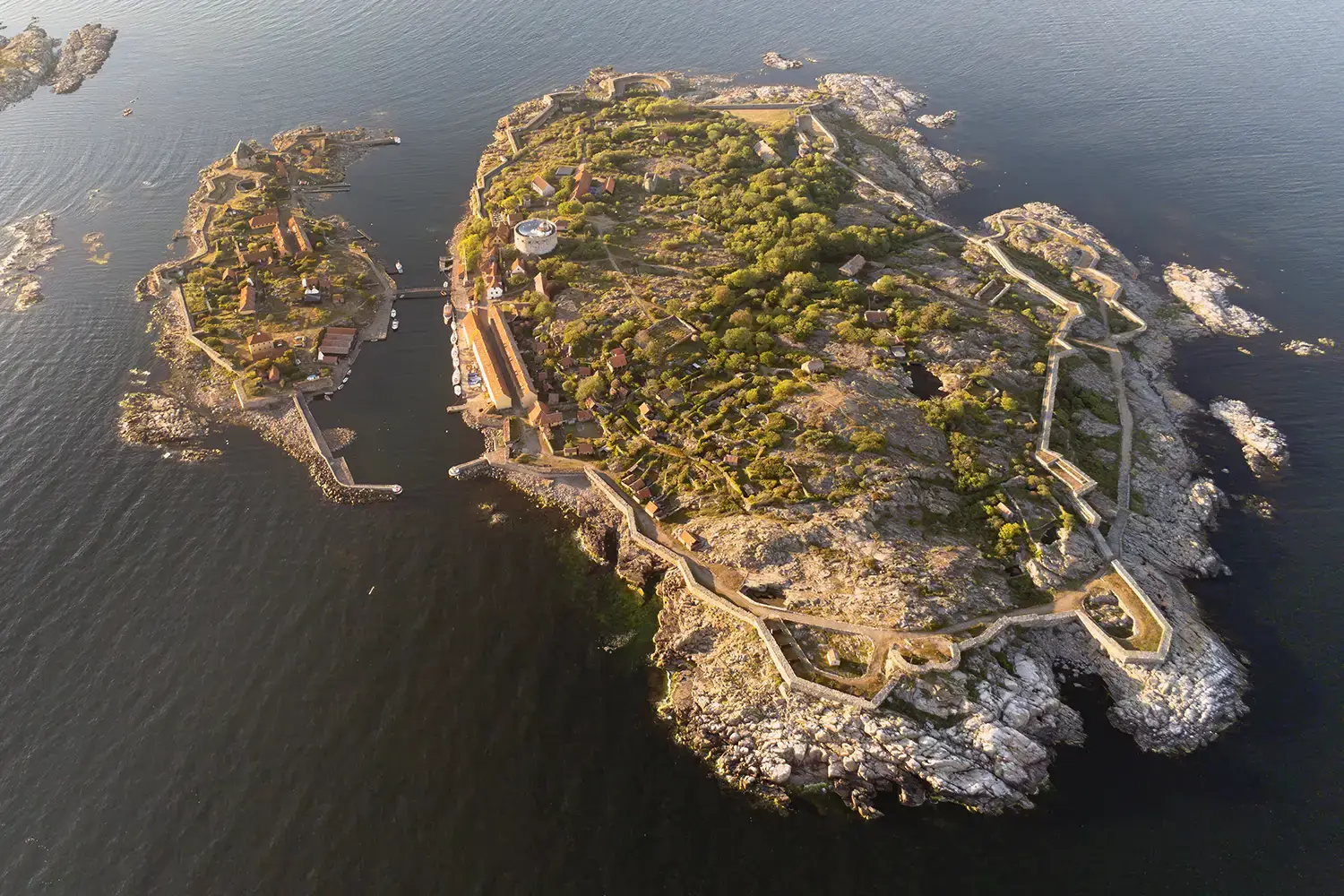Die kleine Insel Christiansø mit ihren Festungsmauern und roten Dächern entführt Besucher in eine andere Zeit – ein beliebtes Ziel für Tagesausflüge ab Bornholm. (© Stefan Asp)