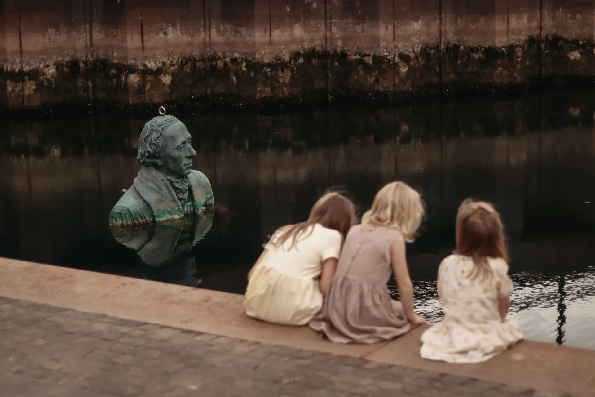 Unterwegs in der Stadt entdecken Sie immer mal wieder Skulpturen des berühmten Märchendichters. (© Simone Stæhr Keller)