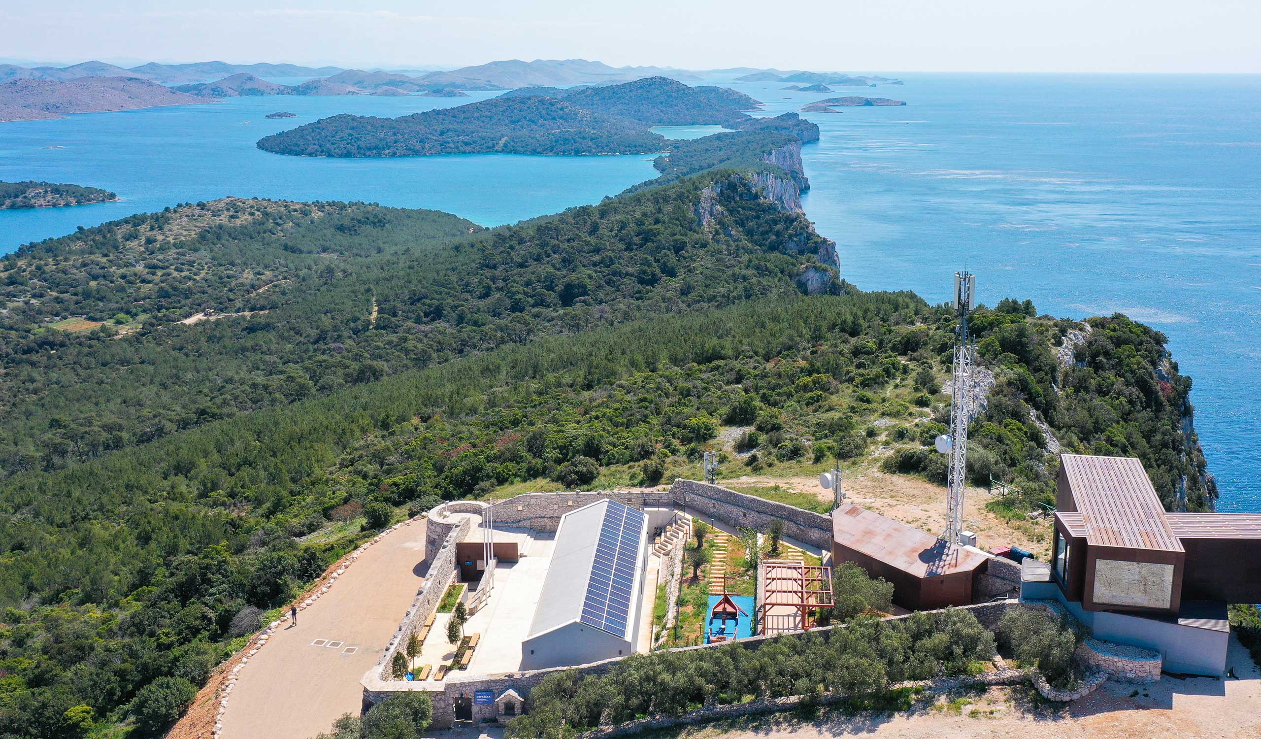 Die Klippen des Naturparks Telašćica auf Dugi Otok geben den Blick weit über den Zadar-Archipel frei. Zwischen Meer, Inseln und Horizont wirkt die Adria hier fast grenzenlos.