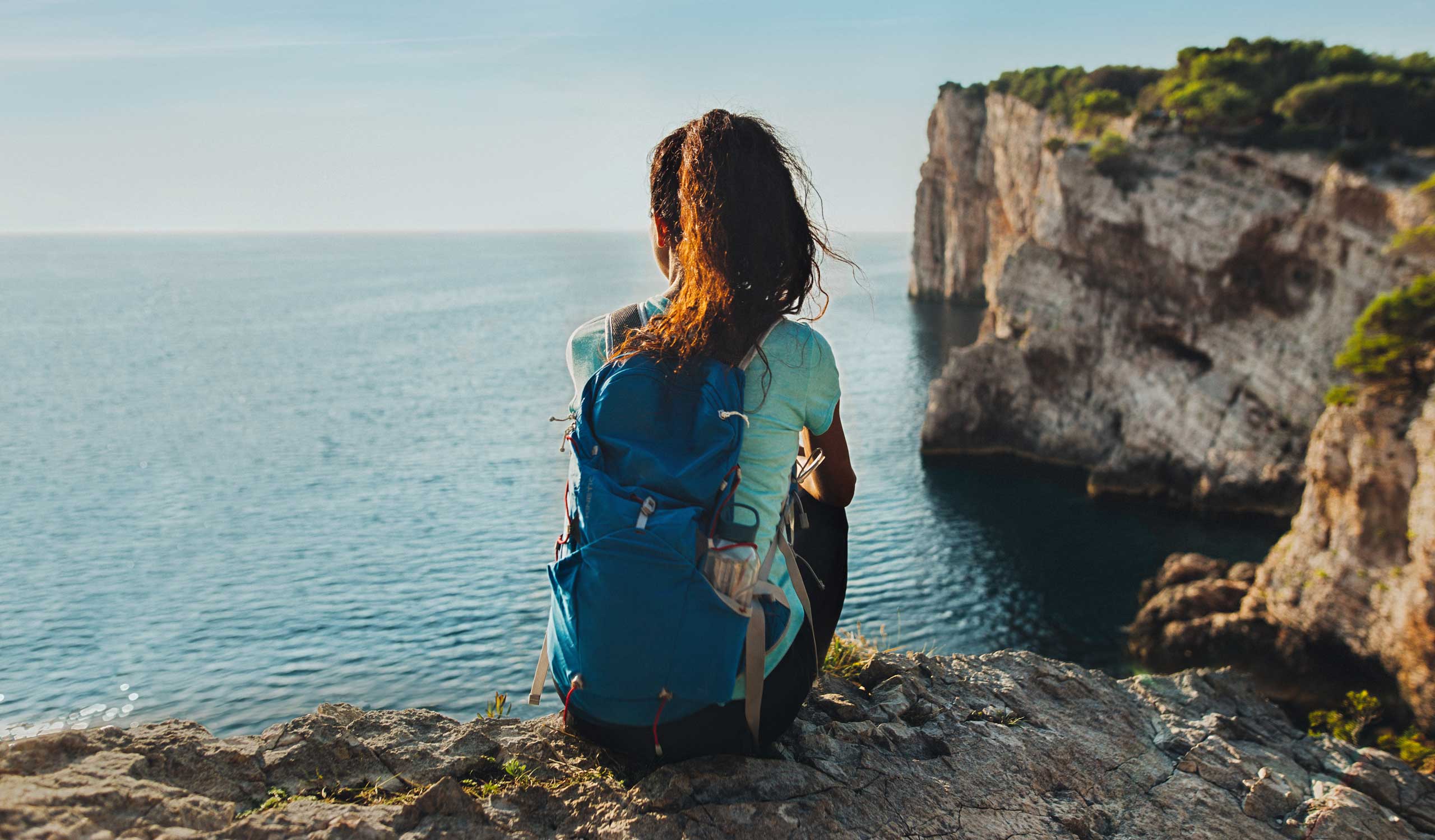 Auf Dugi Otok gibt es versteckte Buchten, stille Lagunen und den Naturpark Telašćica. Die Insel lädt zum Paddeln, Schnorcheln und Wandern ein. Wer es ruhiger angehen möchte, kann einfach am Wasser sitzen, den Ausblick genießen und die Zeit für einen Moment vergessen.