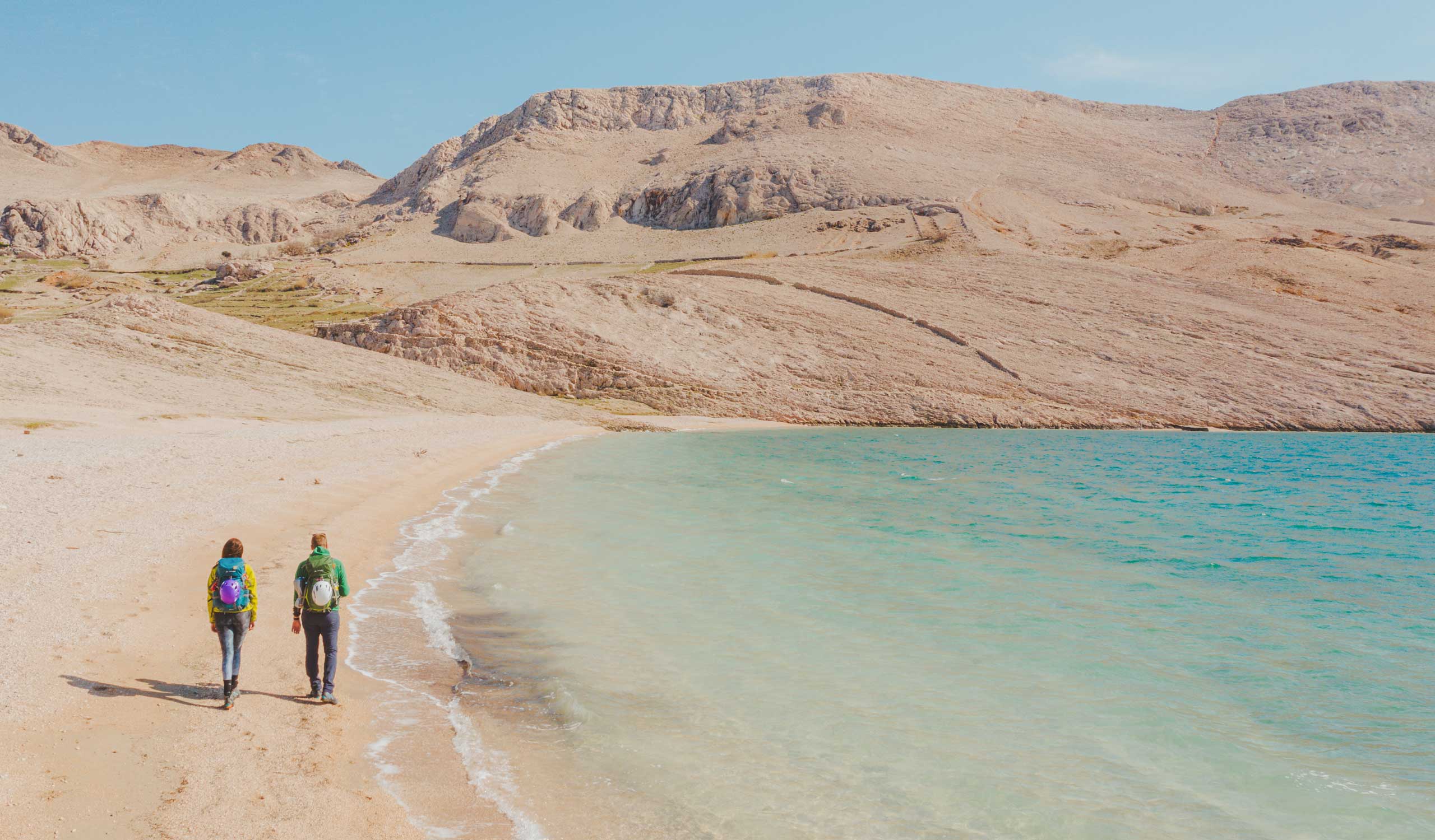 Die Insel Pag ist für ihre karge Felsenlandschaft bekannt, die stellenweise fast wie eine Mondlandschaft wirkt. Zwischen hellem Stein und türkisfarbener Adria entstehen dabei eindrucksvolle Kontraste..