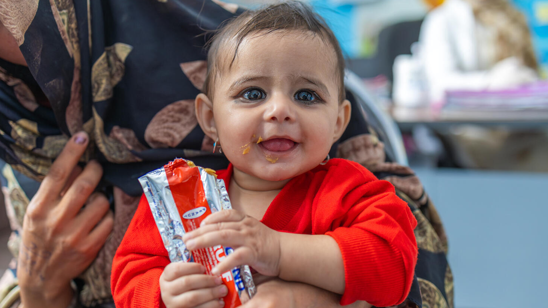 Hilfe gegen Mangelernährung: Die sieben Monate alte Asma aus Afghanistan war akut mangelernährt. Dank therapeutischer Spezialnahrung erholte sie sich innerhalb von zwei Wochen. ©UNICEF/UN0877161/