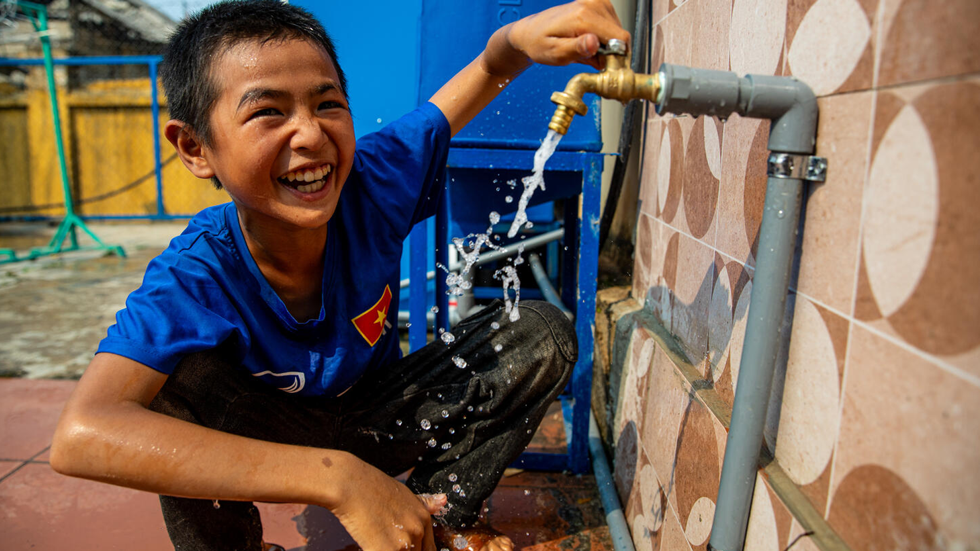 Zugang zu Trinkwasser: An der Hua Nguồn-Grundschule in Vietnam wurde mit Unterstützung von UNICEF ein Regenwasser-Filtersystem installiert. Es versorgt die Kinder mit Trinkwasser und verbessert die hygienischen Bedingungen an der Schule. © UNICEF/UNI793446/Luu Thu Huong